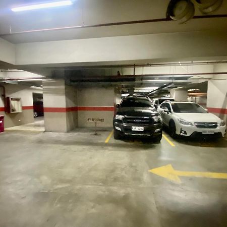 Ortigas 2 Bedroom Corner Unit With 2 Queen Across Shangrila マニラ市 エクステリア 写真