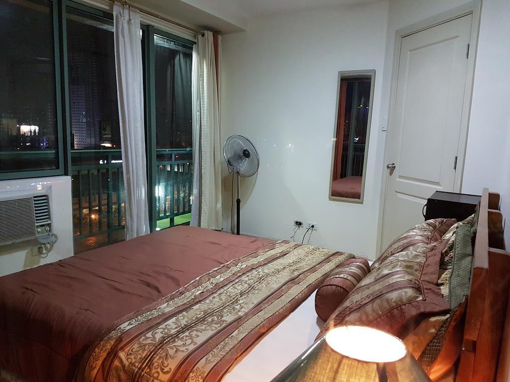 Ortigas 2 Bedroom Corner Unit With 2 Queen Across Shangrila マニラ市 エクステリア 写真